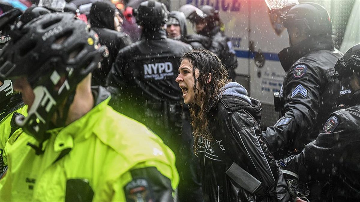 ABD'nin New York kentinde polis, belediye başkanı konutunun önünde protesto