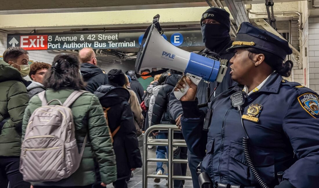NEW YORK (AA) – Hochul, metro istasyonlarında artan suç oranlarıyla