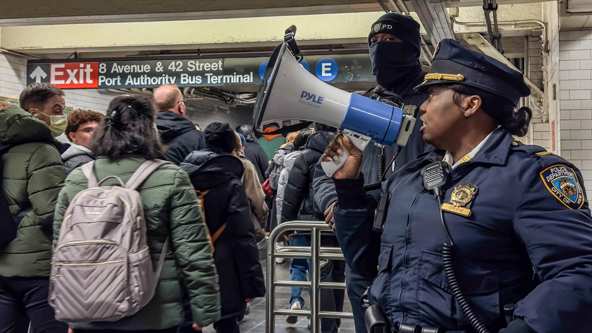 NEW YORK (AA) – Hochul, metro istasyonlarında artan suç oranlarıyla