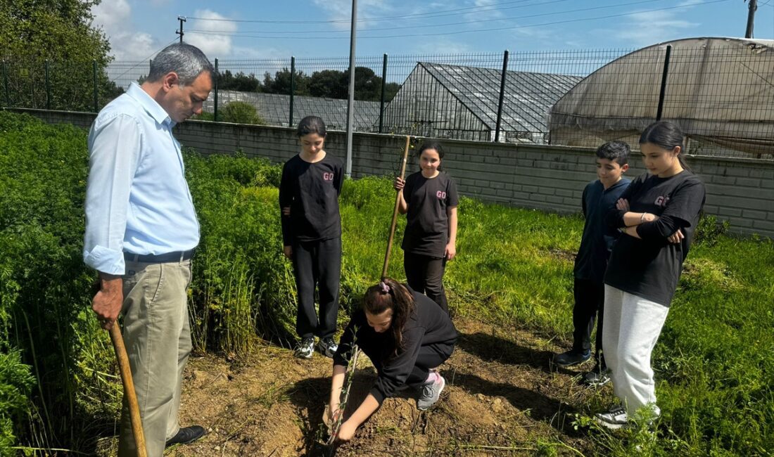 Öğrenciler e-Twinning projesi kapsamında fidan dikimi yaptı ANTALYA (AA) – Antalya'nın Muratpaşa ilçesinde öğrenciler, e-Twinning projesi kapsamında