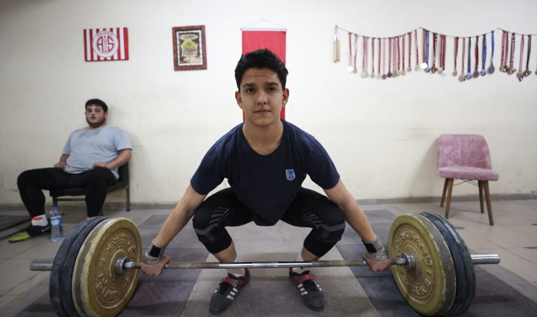Okulun deposundaki spor salonunda haltere başlayan öğrenciler, Türkiye şampiyonu oldu ANTALYA (AA) – SİNAN ÖZMÜŞ – Antalya'da bir okulun deposunun