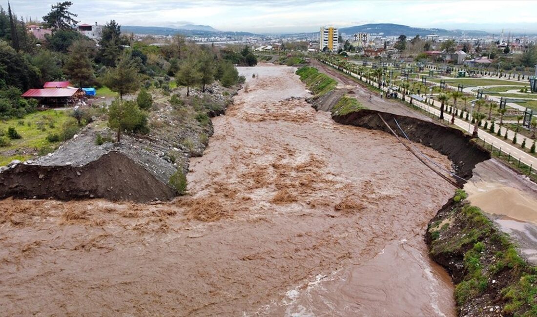 Osmaniye'de etkili olan yağışların ardından debisi artan Karaçay Deresi'ndeki beton