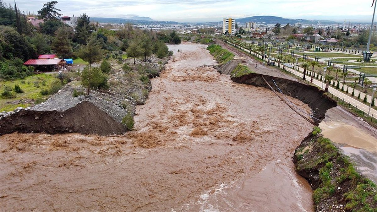 Osmaniye'de etkili olan yağışların ardından debisi artan Karaçay Deresi'ndeki beton