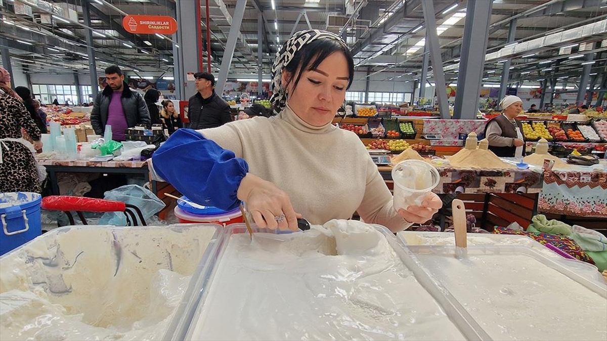 Özbekistan'da sadece ramazan ayında yapılan nişalda tatlısı ve tereyağı ile