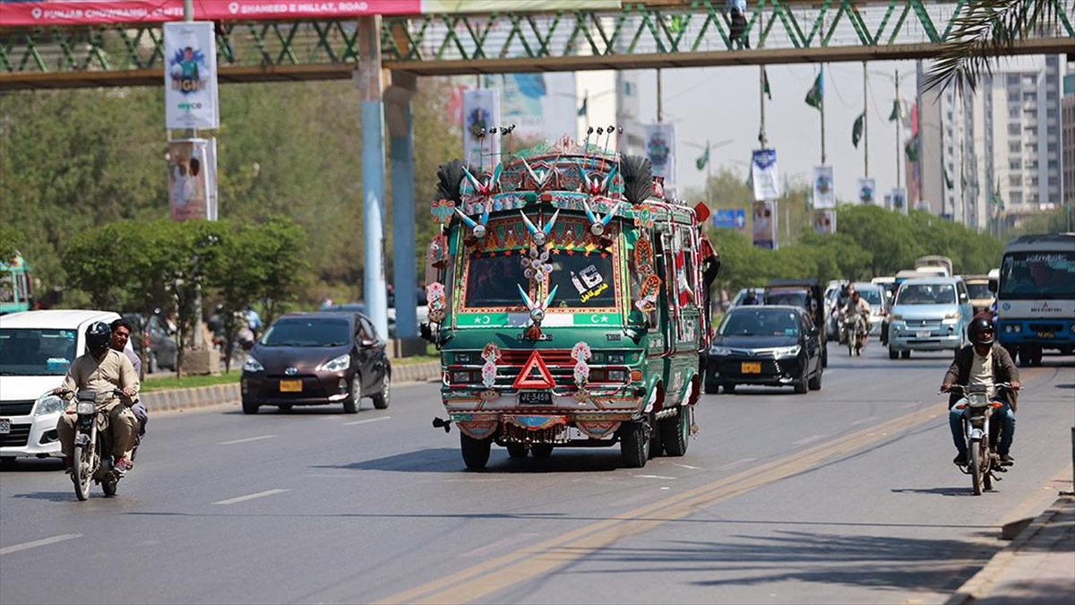 Pakistan'da şehir içi toplu taşıma, farklı renkleri ve süsleriyle dikkati
