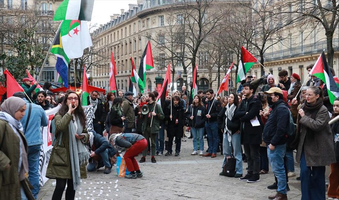 Fransa'nın başkenti Paris'te öğrenciler, Filistin halkıyla dayanışma çağrısıyla gösteri yaptı.