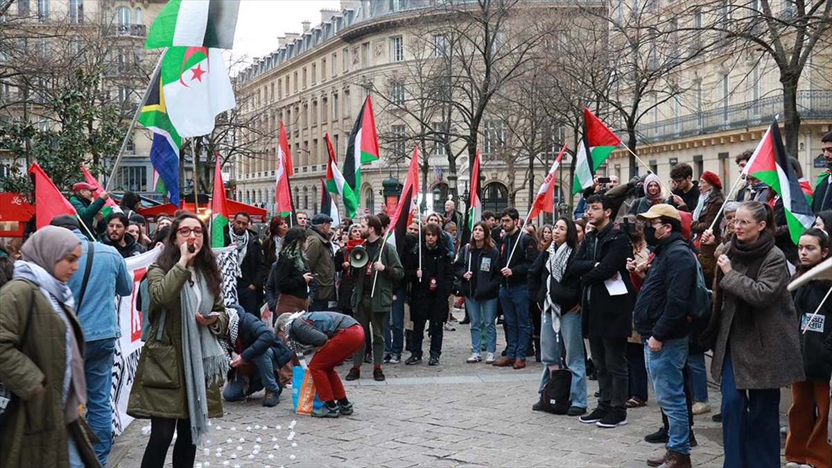 Fransa'nın başkenti Paris'te öğrenciler, Filistin halkıyla dayanışma çağrısıyla gösteri yaptı.