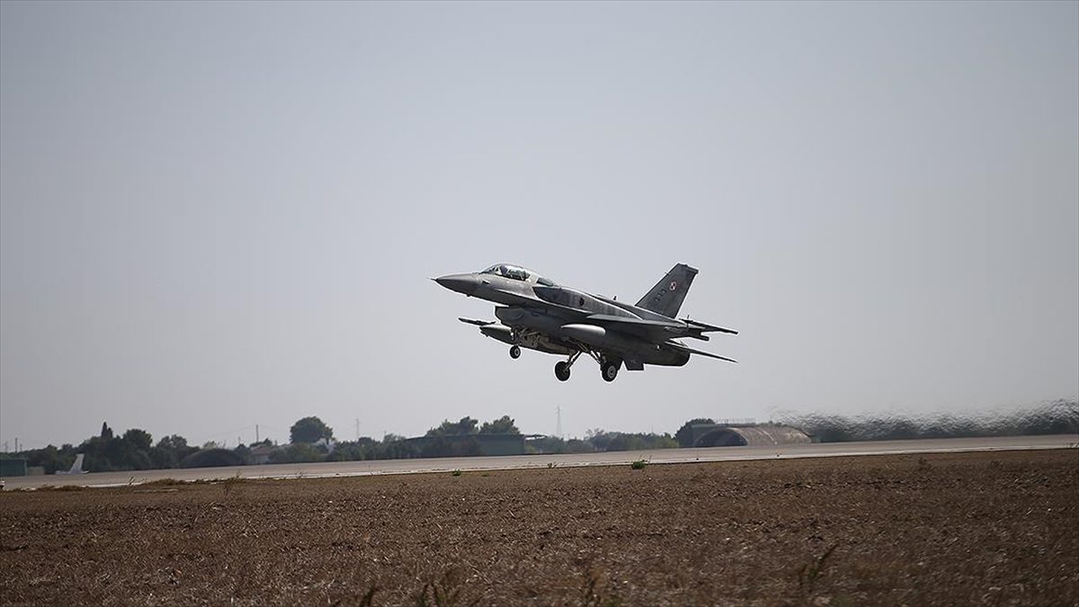 Polonya Hava Kuvvetleri, Rusya'nın Ukrayna'yı yoğun bombardımanında fırlattığı bir füzenin