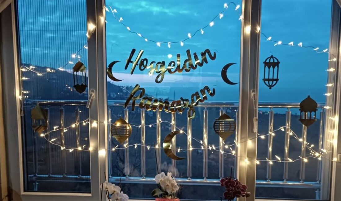 Ramazan ayının anlamını çocuklarına aşılamak isteyen aileler, evlerinin pencerelerini ve
