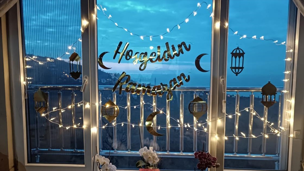 Ramazan ayının anlamını çocuklarına aşılamak isteyen aileler, evlerinin pencerelerini ve