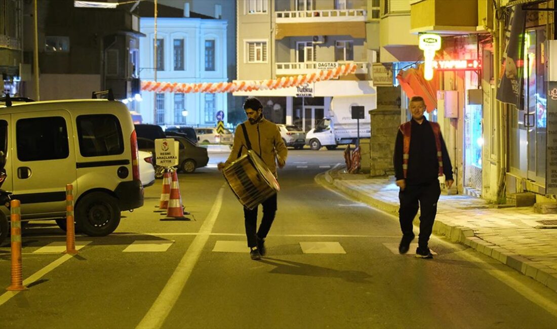 KIRKLARELİ (AA) – Şevket Dingiloğlu Parkı’nda toplanan yaklaşık 30 davulcu