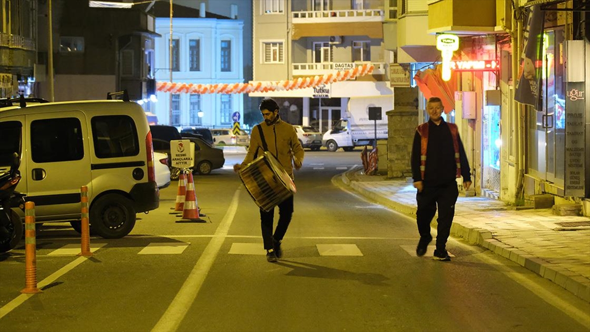 KIRKLARELİ (AA) – Şevket Dingiloğlu Parkı’nda toplanan yaklaşık 30 davulcu