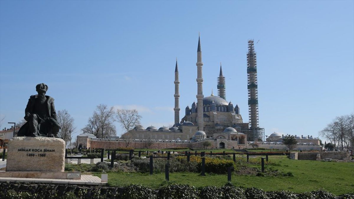 Mimar Sinan'ın ustalık eseri Selimiye Camisi'nde restorasyon çalışmaları devam ediyor.