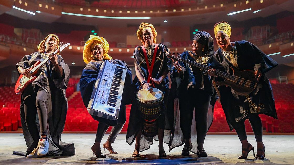Orkestra şefi Khady Dieng, "Başta playback yaptığımızı zannedenler oldu ama
