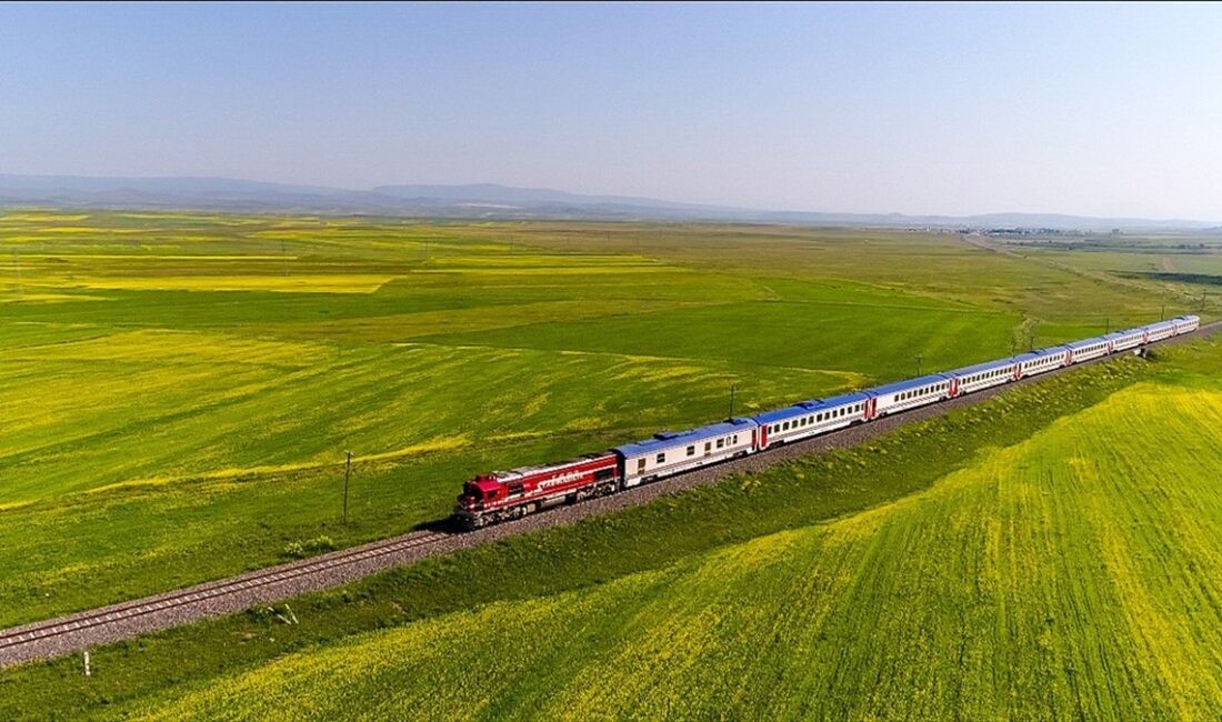 Ulaştırma ve Altyapı Bakanı Abdulkadir Uraloğlu, turistik tren seferlerine ilginin