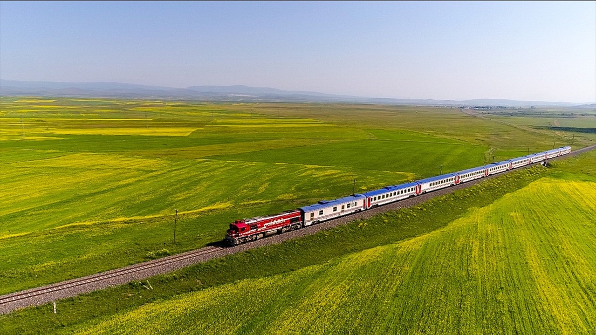 Ulaştırma ve Altyapı Bakanı Abdulkadir Uraloğlu, turistik tren seferlerine ilginin
