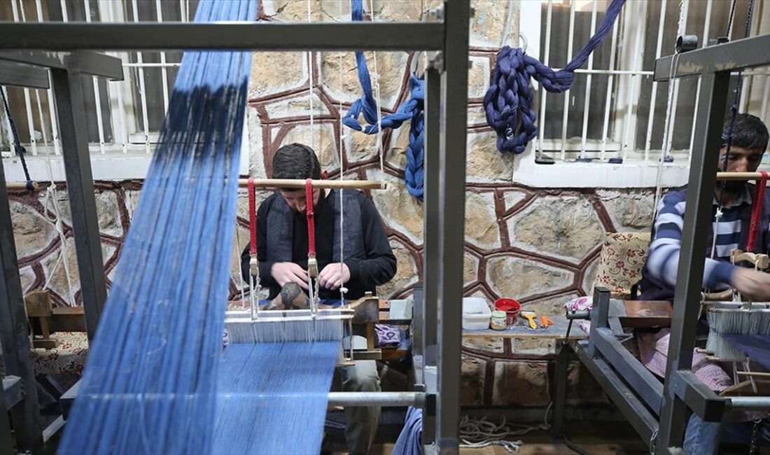 Eruh ilçesinde cezaevinden dönüştürülen atölyede görevli 3 usta, Kültür ve