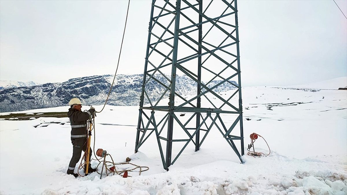 Siirt'in Pervari ilçesinde kar ve tipi nedeniyle elektrik iletim hattında