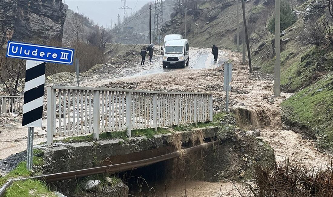 ŞIRNAK (AA) – Uludere ilçesinde sağanak sonucu Şırnak-Uludere kara yolu