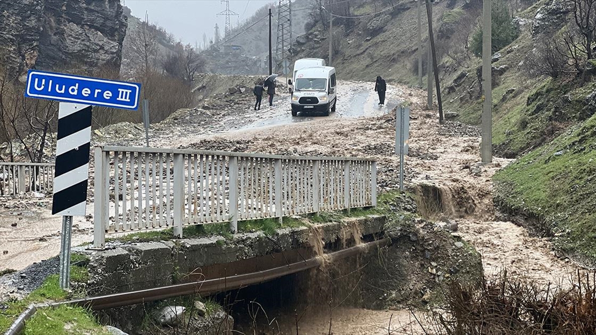 ŞIRNAK (AA) – Uludere ilçesinde sağanak sonucu Şırnak-Uludere kara yolu
