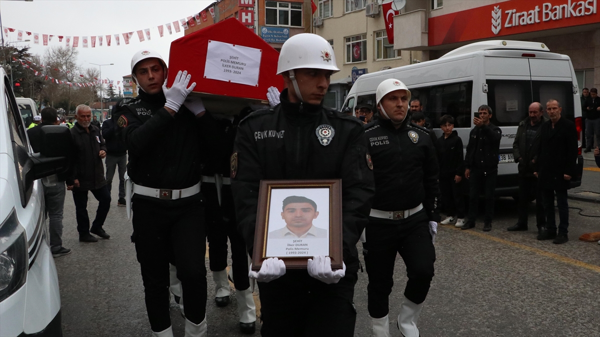 KAYSERI (AA) – Duran’ın cenazesi, Kayseri Havalimanı’ndan alınarak ilçedeki Develi
