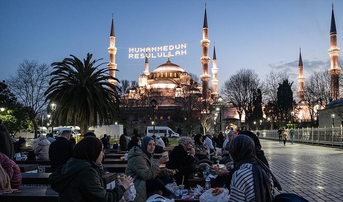 Yurt içi ve dışından birçok kişinin bir araya geldiği Sultanahmet