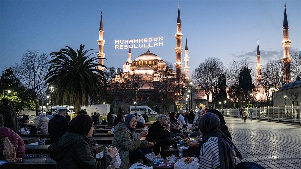 Yurt içi ve dışından birçok kişinin bir araya geldiği Sultanahmet