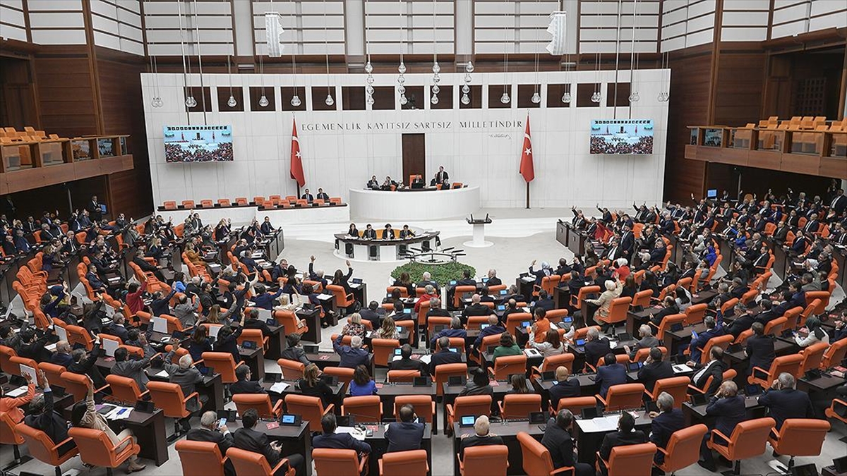 İlk olarak siyasi partilerden yeni anayasada hangi başlıkların yer alması