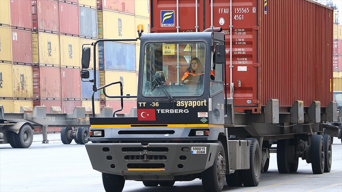 Tekirdağ Asyaport Limanı'nda özel eğitim alarak TTC araçlarıyla konteyner taşıyan