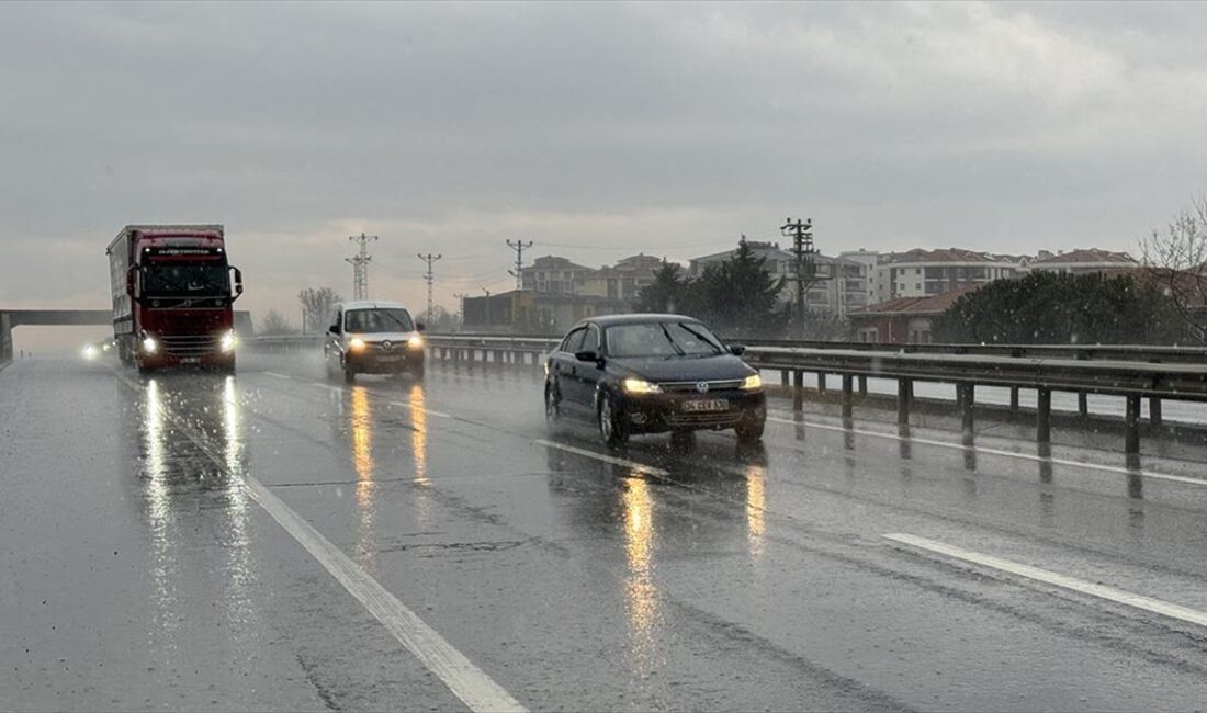 TEKİRDAĞ (AA) – Tekirdağ’da aniden başlayan sağanak nedeniyle ana arterlerde