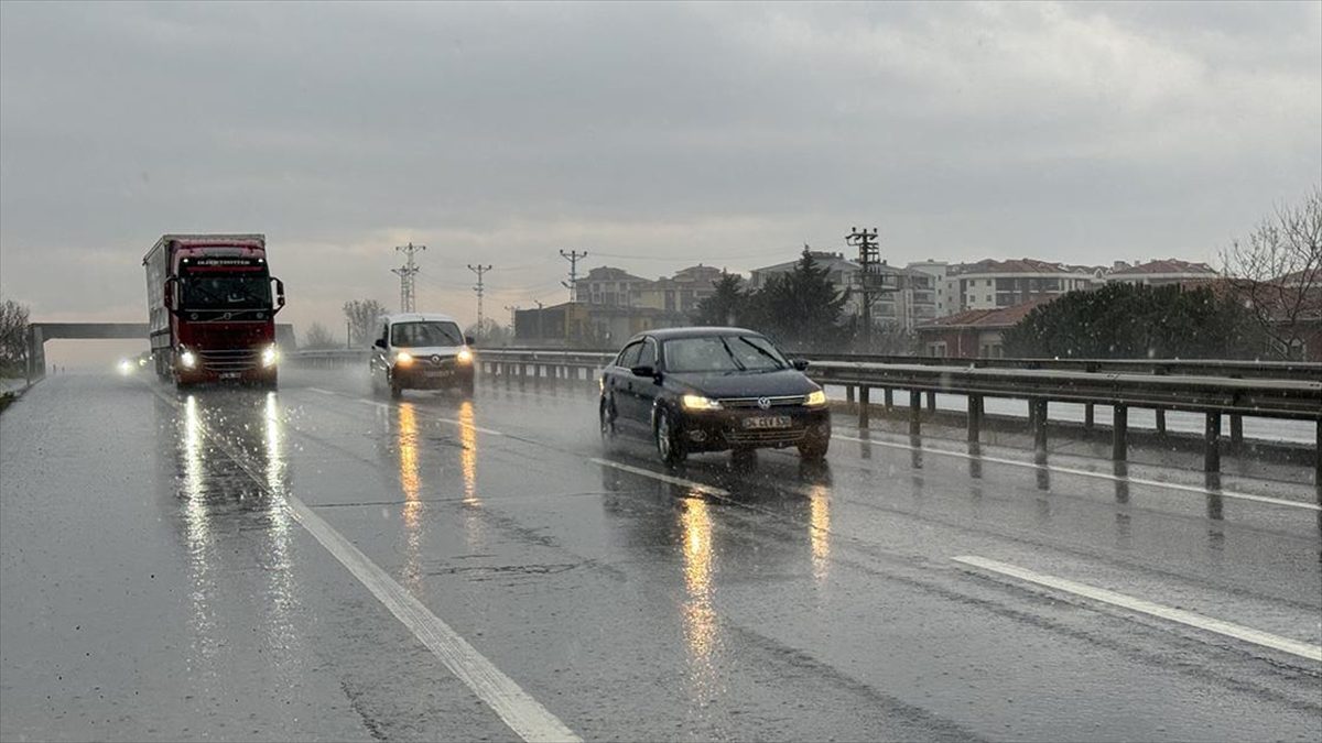 TEKİRDAĞ (AA) – Tekirdağ’da aniden başlayan sağanak nedeniyle ana arterlerde