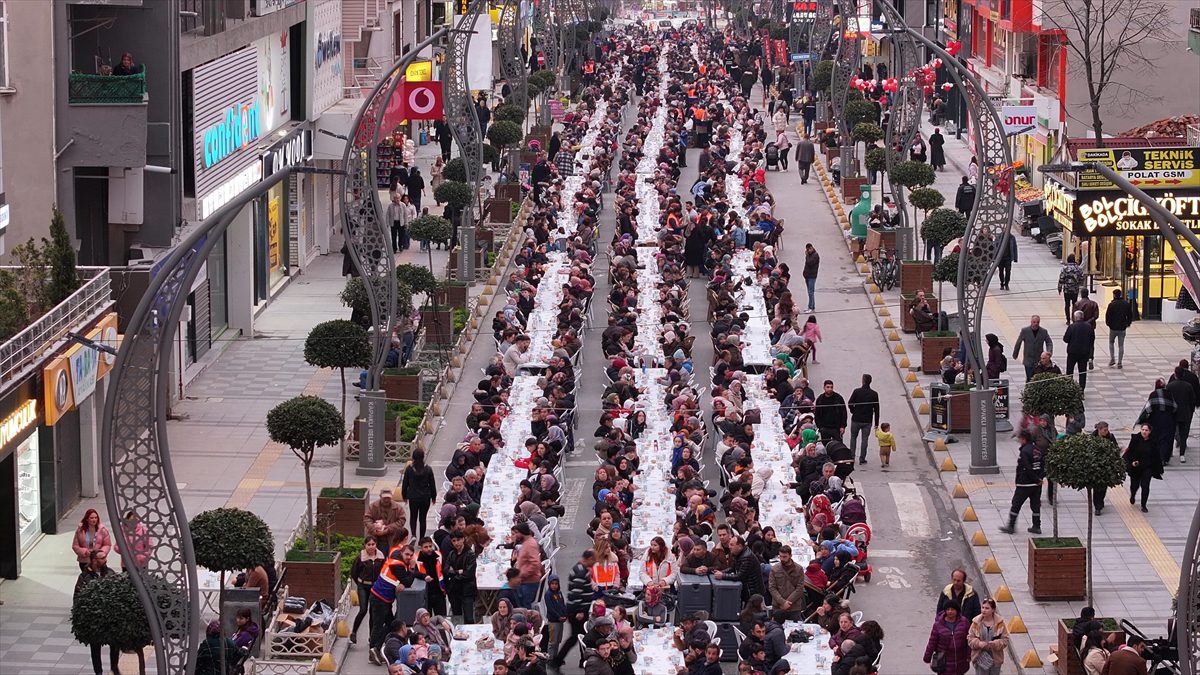 TEKIRDAĞ (AA) – Kapaklı Belediyesi tarafından gelenekselleştirilen “Gönül Sofraları” iftar