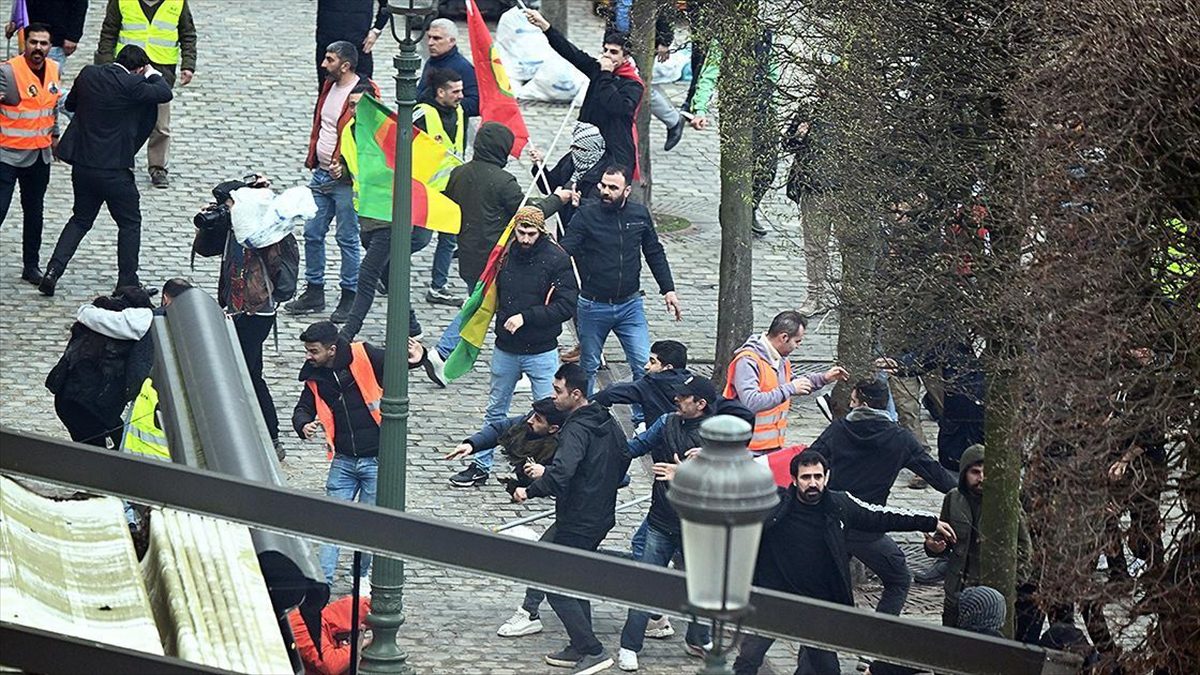 Terör örgütü PKK destekçileri, Belçika'nın Liege kentinde gece boyunca taşkınlık