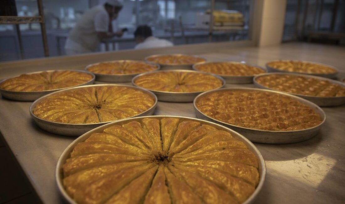 Türkiye'nin ilk gastronomi şehri Gaziantep'te baklava ustaları, satışların zirveye ulaştığı
