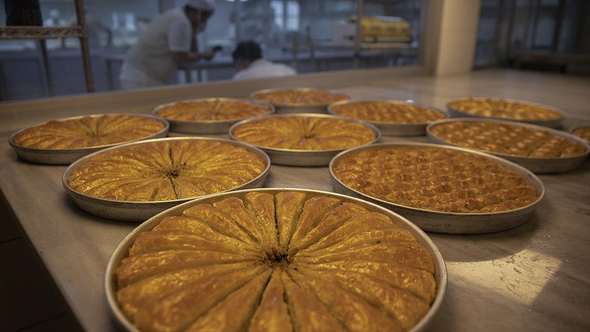 Türkiye'nin ilk gastronomi şehri Gaziantep'te baklava ustaları, satışların zirveye ulaştığı