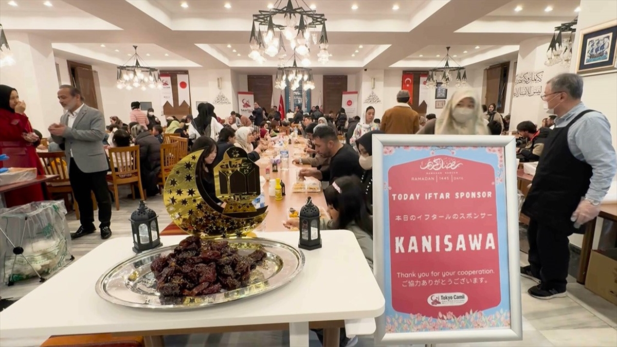 İftarlar vesilesiyle İslam dininin vecibelerini öğrenme fırsatı bulan Japonlar, cami