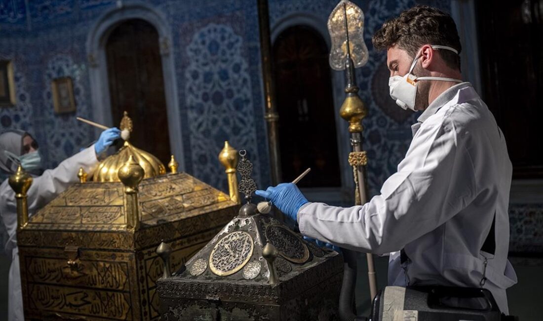 Ramazan ayının yaklaşması sebebiyle Topkapı Sarayı içerisindeki Mukaddes Emanetler Dairesi'nde