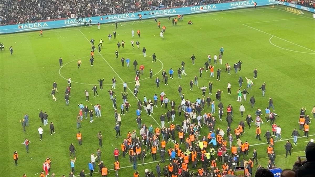 İçişleri Bakanı Ali Yerlikaya, dün akşam oynanan Trabzonspor-Fenerbahçe Süper Lig