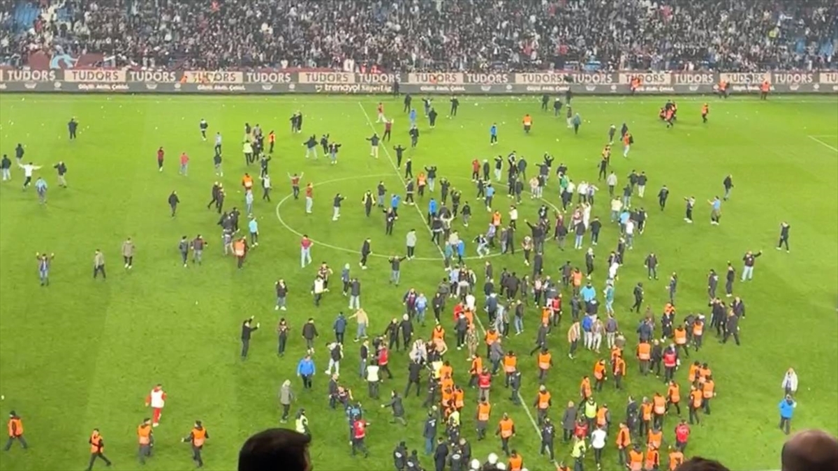 Trabzonspor-Fenerbahçe karşılaşmasının ardından yaşanan olaylarla ilgili yakalanan 12 kişiden 7'si