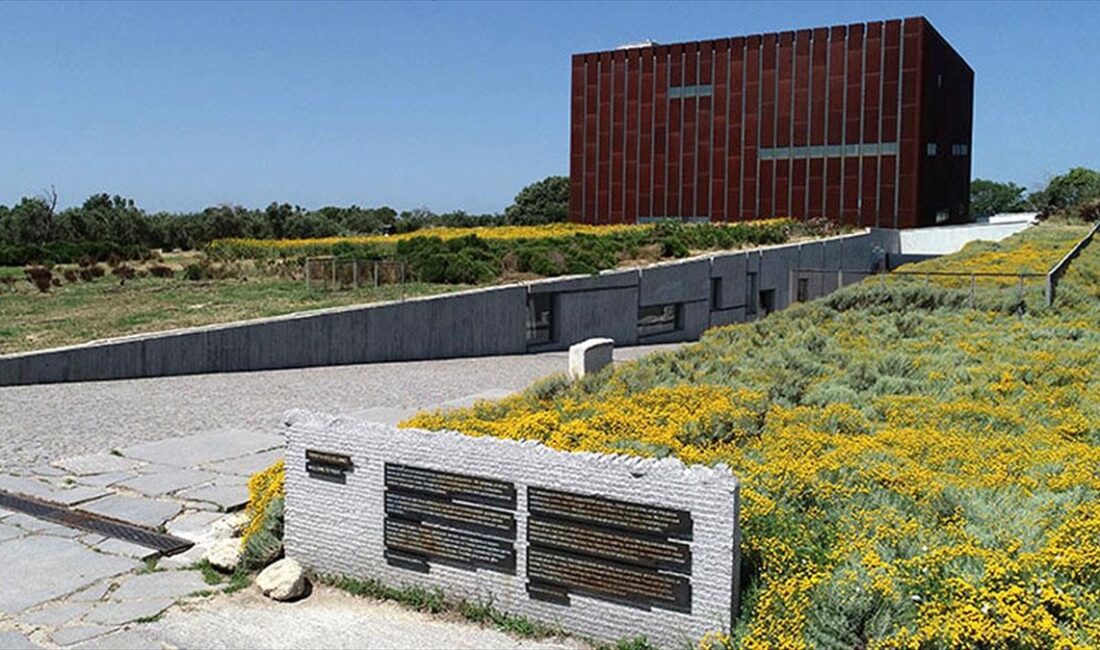 Çanakkale merkeze bağlı Tevfikiye köyünde, Troya Antik Kenti'nin girişinde yer