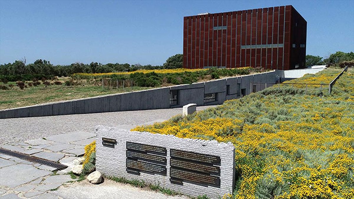 Çanakkale merkeze bağlı Tevfikiye köyünde, Troya Antik Kenti'nin girişinde yer