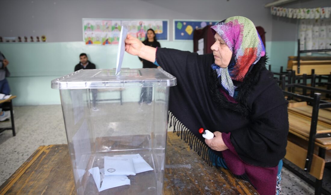 Mahalli İdareler Genel Seçimleri için 32 ilde oy verme işlemi,