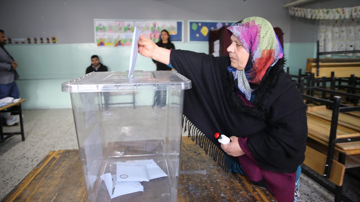 Mahalli İdareler Genel Seçimleri için 32 ilde oy verme işlemi,
