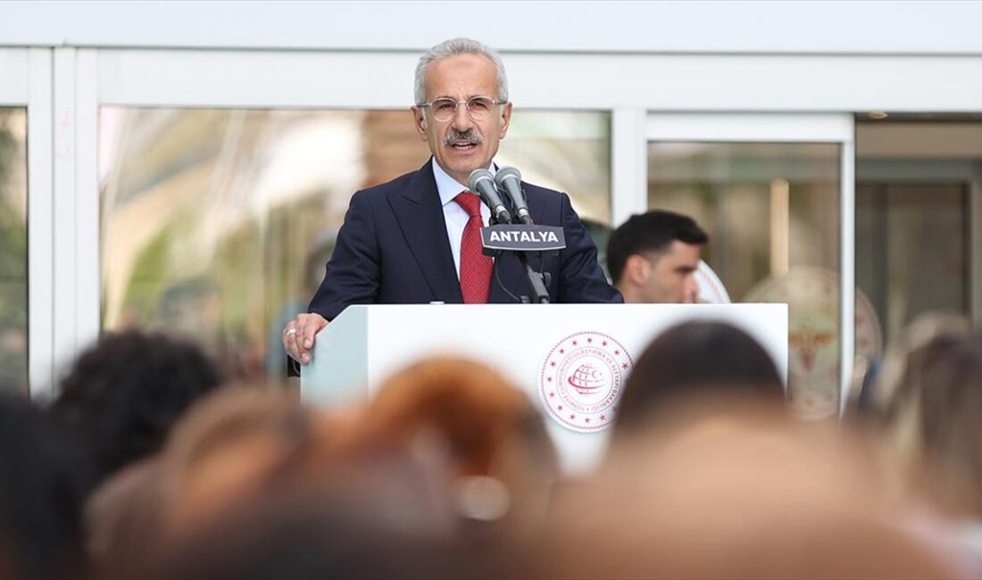 Ulaştırma ve Altyapı Bakanı Abdulkadir Uraloğlu, "Antalya-Alanya otoyolu ile yolculuk