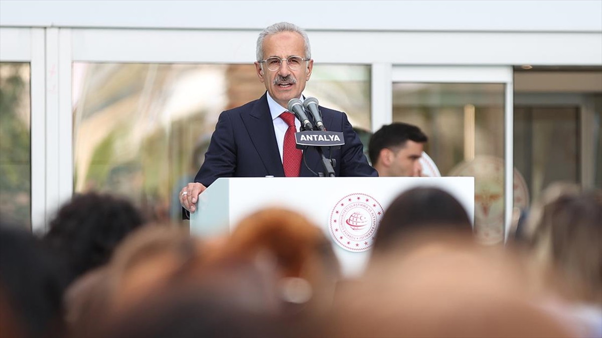 Ulaştırma ve Altyapı Bakanı Abdulkadir Uraloğlu, "Antalya-Alanya otoyolu ile yolculuk