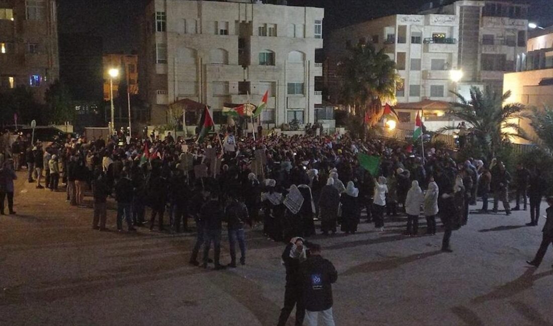 Ürdün'ün başkenti Amman'da yüzlerce kişi, Gazze Şeridi'ne ve Filistinlilere destek