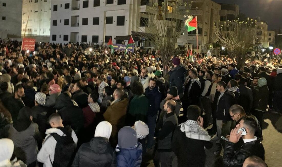 Ürdünlüler, Gazze Şeridi’ndeki Filistinlilerle dayanışma amacıyla İsrail'in Amman Büyükelçiliği yakınlarında
