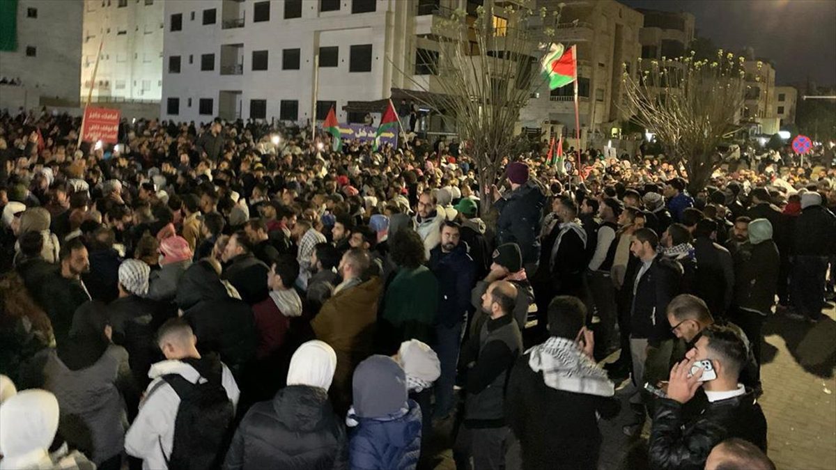 Ürdünlüler, Gazze Şeridi’ndeki Filistinlilerle dayanışma amacıyla İsrail'in Amman Büyükelçiliği yakınlarında