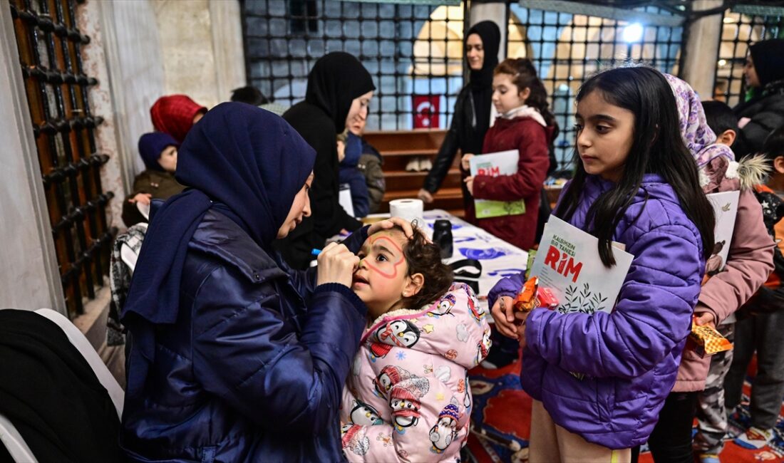 İSTANBUL (AA) – Aileleriyle camiye gelen çocuklar kendileri için hazırlanan