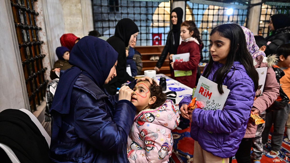 İSTANBUL (AA) – Aileleriyle camiye gelen çocuklar kendileri için hazırlanan